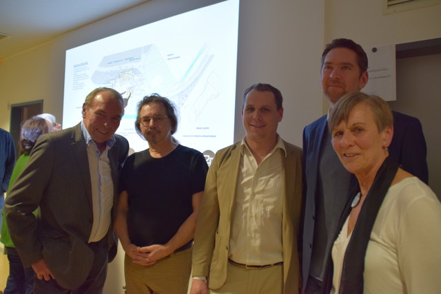 Dorferneuerungs-Obmann Walter Buchinger, Ausschussvorsitzender Josef Pranke, die Architekten Stefan Puschmann und Christian Formann und Bürgermeisterin Claudia Bock.