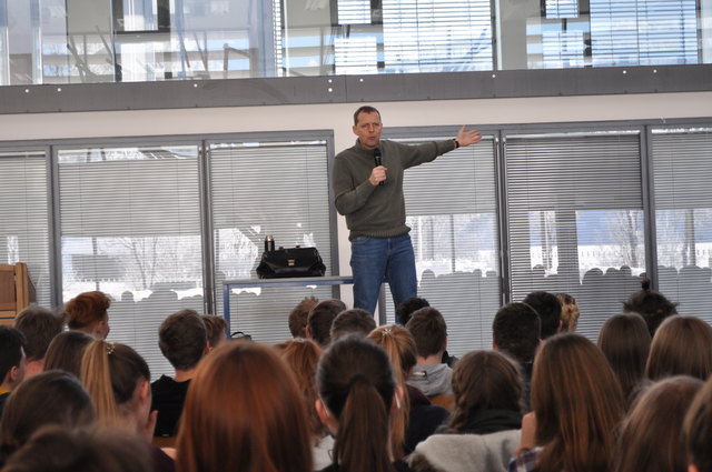 Kabarettist Ingo Vogl animierte das jugendliche Publikum in der HBLW Saalfelden zur aktiven Teilnahme an seinem Programm.
Fotos: Lena Kager