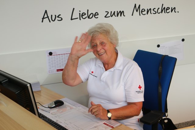 Journaldienst: Helferinnen wie Brigitte Herbe sind die ersten Kontaktpunkte zum Rotkreuzteam.