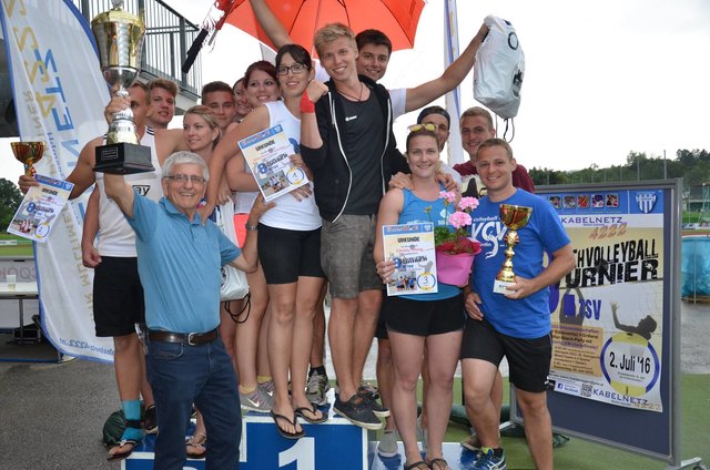 Auch abseits der Dienststelle top: Die St.Georgener Sanis sind regierende Beachvolleyball-Ortsmeister.