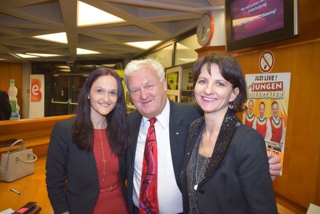 Faschingskabarett-Erfinder Josef Naray mit Karin Jandrisevits (rechts) und Petra Graf.