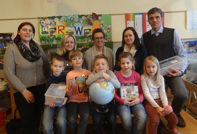 Schüler mit Marianne Fößl, Manuela Pamperl und Sabine Krammer-Gebenetter vom Elternverein, Direktor Erwin Krammer und Barbara Toff | Foto: KK