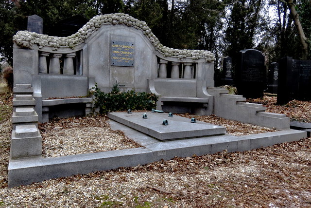 Die letzte Ruhestätte der Familie Gerngross erinnert an ein großes, steinernes Sofa