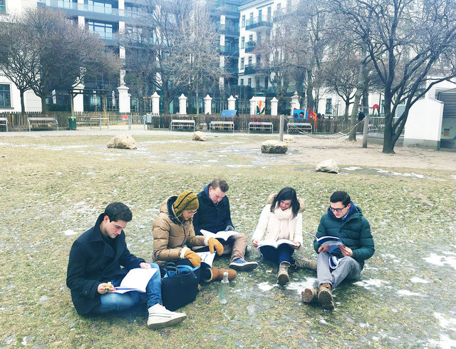 JVP-Aktionismus: Lernen auf der gefrorenen Wiese. Damit wollen die Studenten auf ihr Anliegen aufmerksam machen. | Foto: JVP8