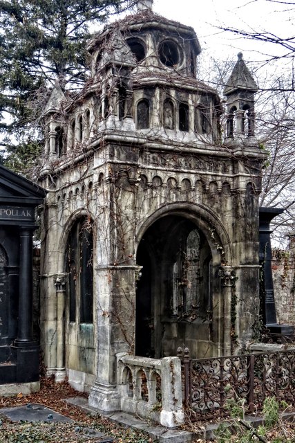 Ein Tempel, dessen hohle Augen aus dem Turm glotzen?