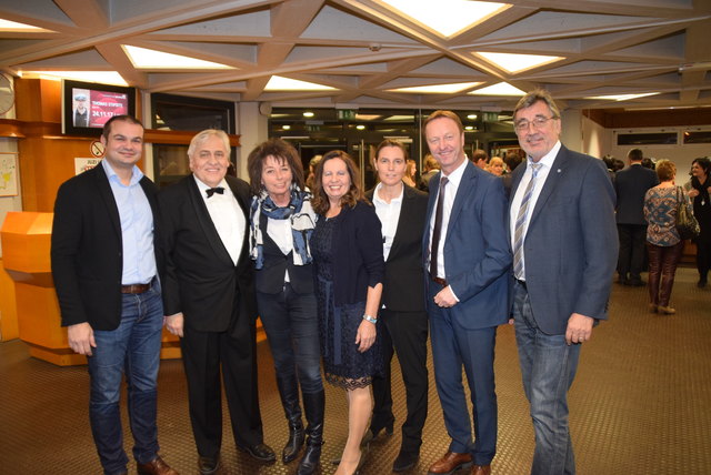 Musical-Chefin Marianne Resetarits (Mitte) und Conférencier Kurt Resetarits (2.v.l.) mit der FPÖ-Riege Markus Wiesler, Ilse Benkö, Petra Wagner, Johann Tschürtz und Johann Richter (von links).