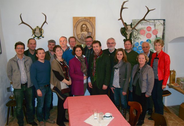 DI Werner Sinn, Franz Vieghofer, Ing. Martin Simlinger, DI Peter Fischer, Doris Maurer MA, Karlheinz Piringer, Dr. Erik van Herwijnen, Mag. Hermine Hackl, Hermann Neulinger, Gerhard Blabensteiner, Ing. Herbert Grulich, Melissa Frühwirth, Dipl.-HLFL-Ing. Christian Häusler, NR Bgm. Angela Fichtinger, Gerald Schweighofer, NR Martina Diesner-Wais (v.l.).