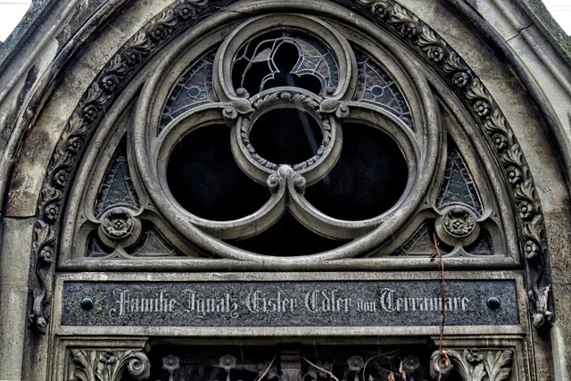 Wie schön, wie prächtig muss dieses Grabdenkmal kurz nach der Fertigstellung gewesen sein?!