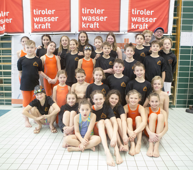 Schwimmteam Kruder Zirl mit Trainer Boy Feltus beim Oberland Cup am 28.1.2017