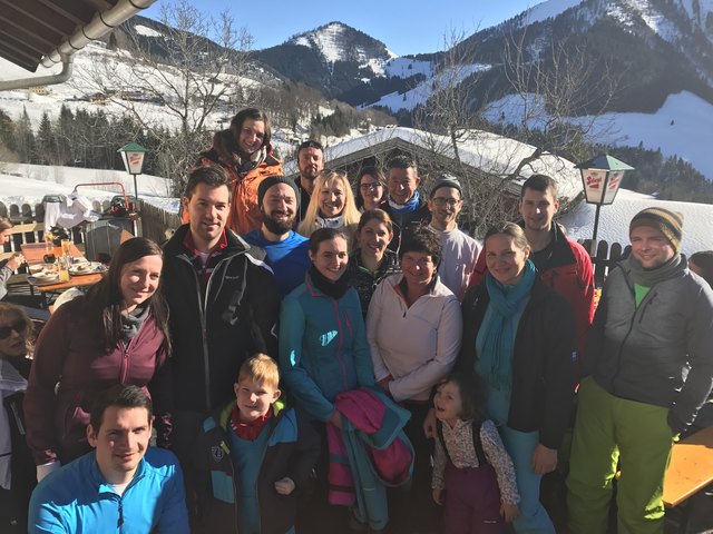 Die Mitarbeiter und ihre Familien haben sich in Gaißau-Hintersee zum Skifahren getroffen. | Foto: BB