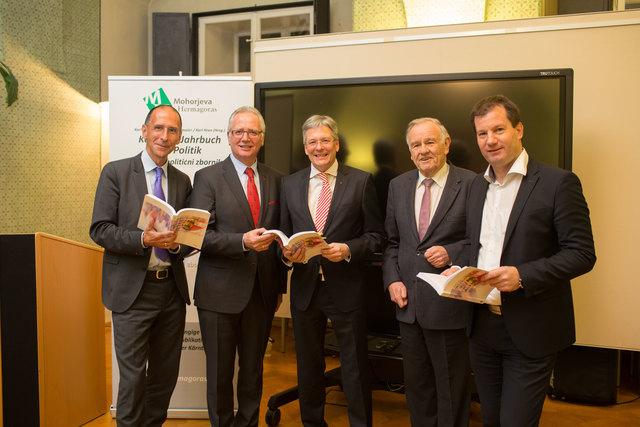 Bei der Präsentation des Jahrbuchs: Peter Filzmaier, Landtagspräsident Reinhart Rohr, LH Peter Kaiser, Karl Anderwald, Karl Hren
