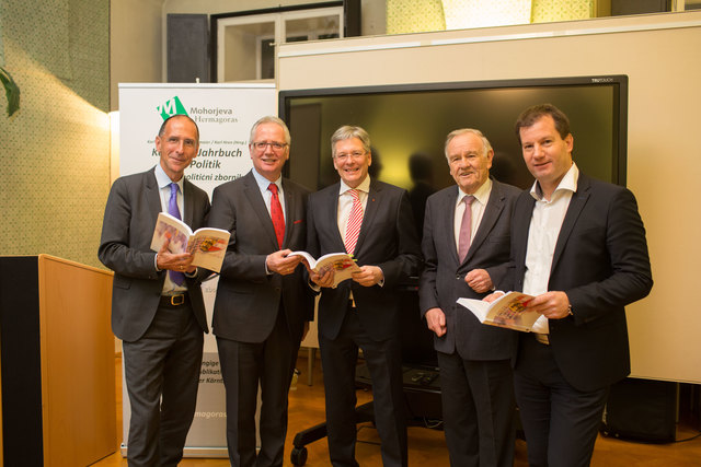 Bei der Präsentation des Jahrbuchs: Peter Filzmaier, Landtagspräsident Reinhart Rohr, LH Peter Kaiser, Karl Anderwald, Karl Hren | Foto: LPD/Just