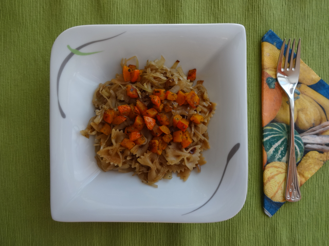 Vollkorn-Farfalle mit Weißkraut & Kürbiswürfel