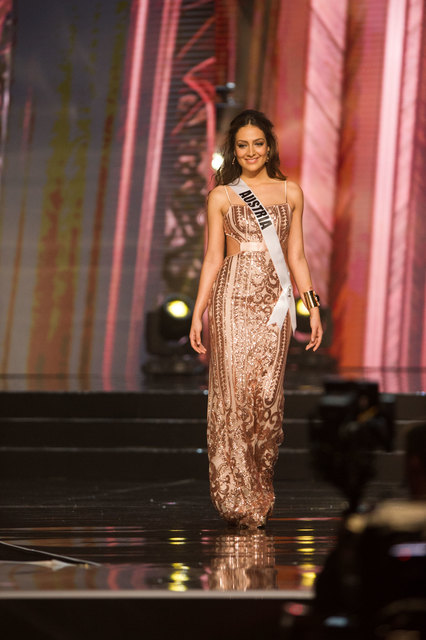 Dajana auf der Bühne im Finalkleid von Erika Süss. | Foto: Tom Starkweather