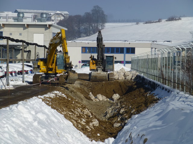 Trotz der Schneemassen wird in Straßwalchen bereits für den Hochwasserschutz gebaut. | Foto: Land Salzburg/Christian Wiesenegger
