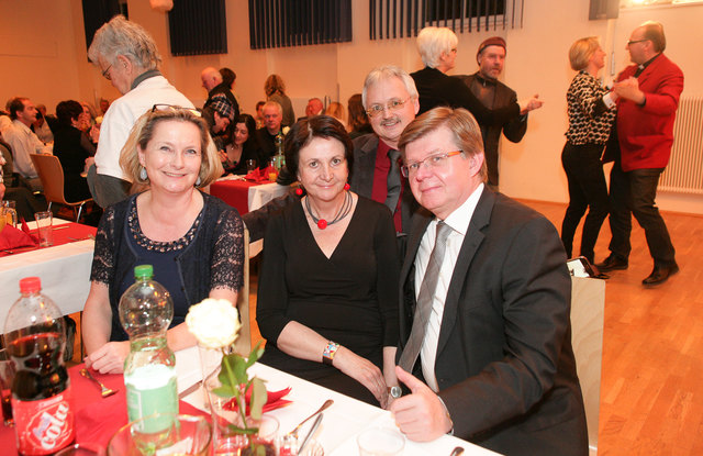 Ballgäste: Bettina Vollath, Lore Beiglböck, Franz Waltl (Caritas Bereichsleiter Hilfe), Herbert Beiglböck (v. l.) | Foto: Caritas
