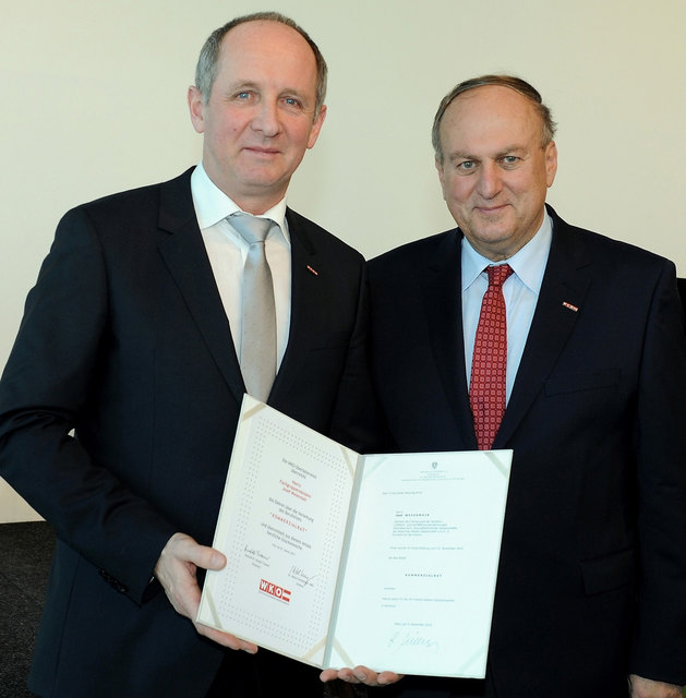 WKOÖ-Präsident Rudolf Trauner (re.) überreichte Josef Weiermair das Kommerzialratsdekret. | Foto: WKO