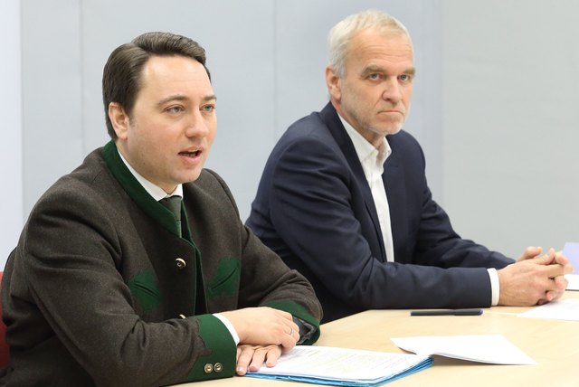 Naturschutzreferent Manfred Haimbuchner (l.) und Gottfried Schindlbauer, Leiter der Abteilung Naturschutz. | Foto: Land OÖ/Grilnberger