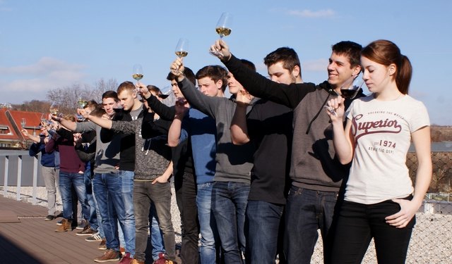Die 19 KandidatInnen der Abschlussklasse Fachschule im Sensorikstudio des Weinkompetenzzentrum Krems nach erfolgreicher amtlicher Kosterprüfung an der Bundesanstalt für Weinbau. | Foto: privat