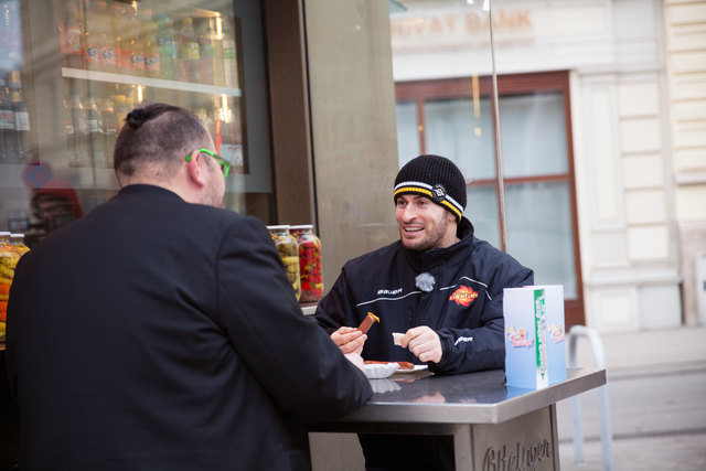 Ein koscheres Würstel beim Bitzinger: Eishockey-Star Rafael Rotter (r.) bekennt sich zum jüdischen Glauben. | Foto: Gillmann