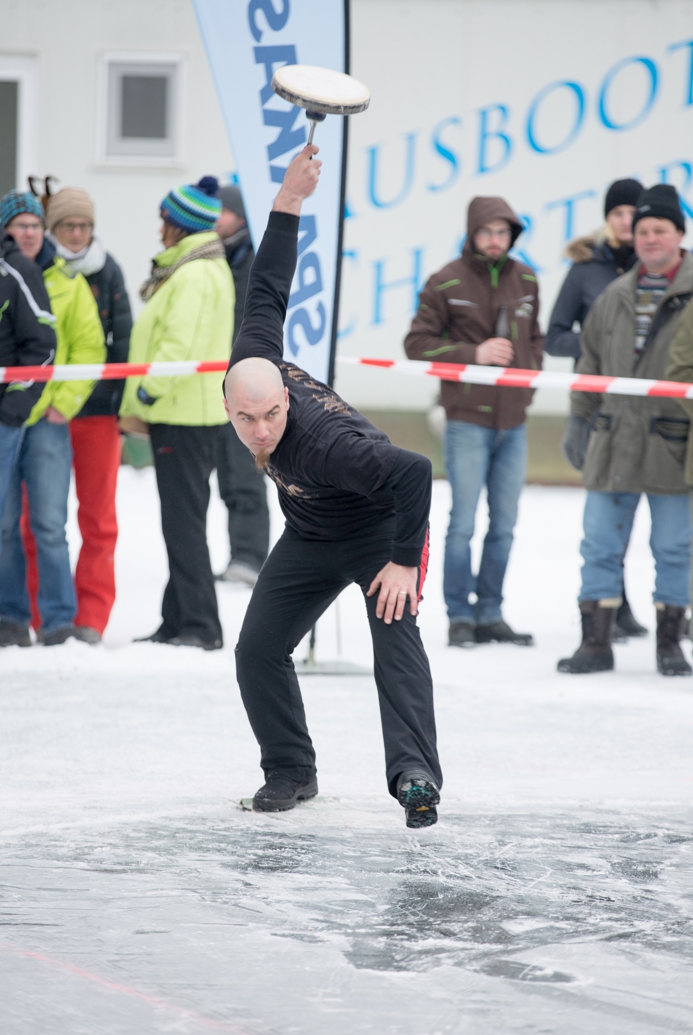 Hermann Nigl schießt den Eisstock am weitesten - Rohrbach