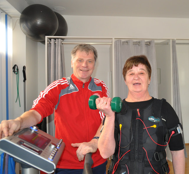 Sportwissenschaftler und Studiobesitzer Olaf Balzer mit Helga Messner, die seit einem Jahr regelmäßig trainiert