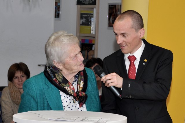 Anna Hasenöhrl ist eine der ältesten Besucherinnen des Seniorentreffs (im Bild mit Zentrums-Leiter Manfred Eder).