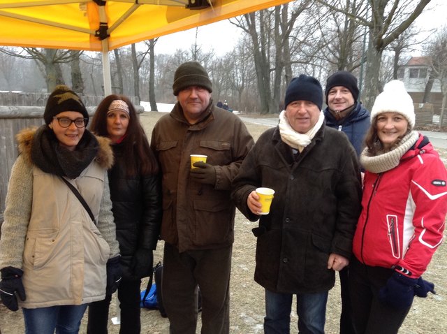 Wärmen sich mit Tee & Co. auf: Kathi Bär, Gemeinderätin Roswitha Lehner, Bürgermeister Andreas Arbesser, Gemeinderat Walter Grünauer, Gemeinderat Hans Batik und Gemeinderätin Siegrun Bär. | Foto: privat