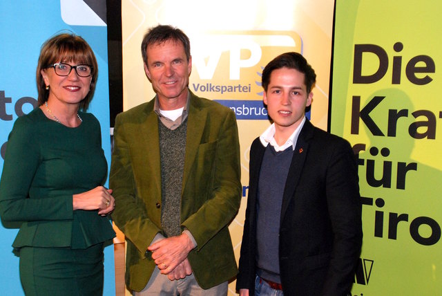 Gastgeber Bernhard Oberhofer, flankiert von Anneliese Junker (WB) und Philipp Gaugl (JVP). | Foto: WB/Hassl