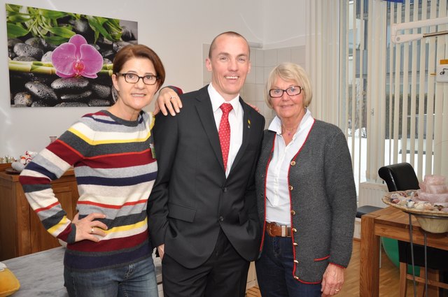 Im Bild von links: Heilmasseurin Theresia Posch, Zentrums-Leiter Manfred Eder und Paula Dullnig, eine der mehr als 100 freiwilligen Helferinnen.