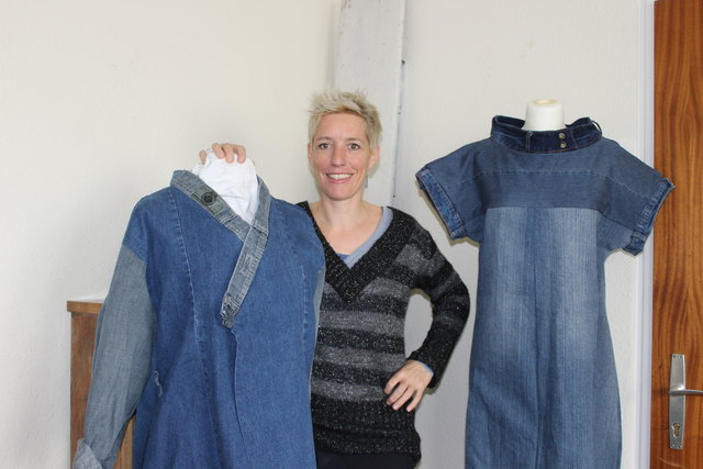 Cloed Priscilla Baumgartner mit zwei ihrer Jeans-Entwürfe. | Foto: Ivankovits