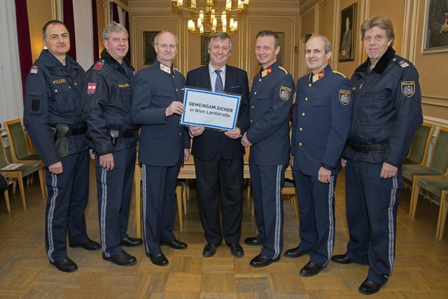 Bezirksvorsteher Erich Hohenberger (Mitte) freut sich über die Grätzelpolizisten in der Landstraße.