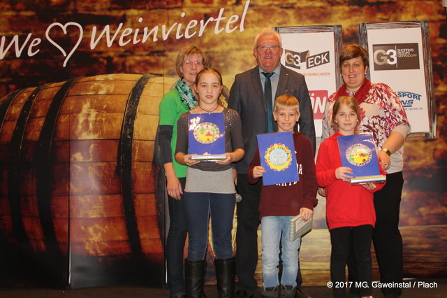 VS-Direktorin Renate Gottwald, Katharina Kruder, Bgm. Richard Schober, Julian Buchinger, GR Birgit Boyer und Emily Zach. | Foto: Plach