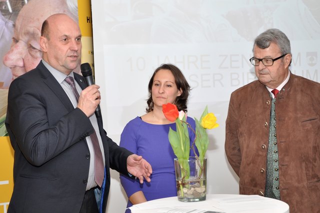 Wals Bürgermeister Joachim Maislinger mit Claudia Petschl, Hilfswerks-Leiterin Familien- und Sozialzentren Flachgau und Alt-Bürgermeister Ludwig Bieringer.