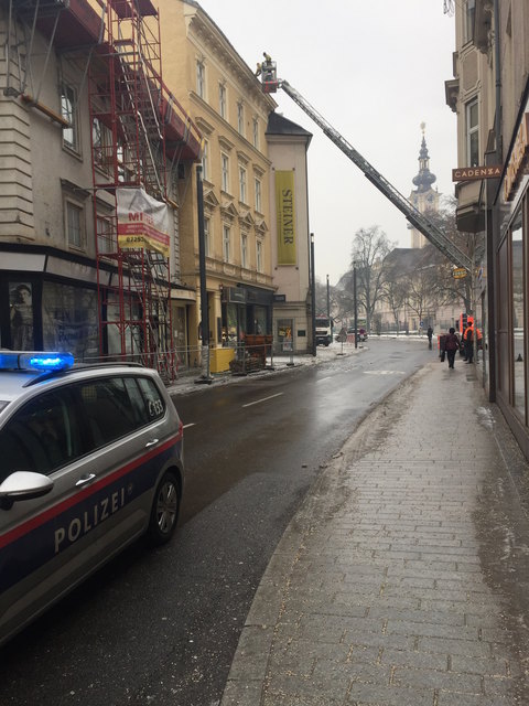 Die Polizei hat die Zufahrt zur Promenade auf Höhe Traxlmayr abgesperrt. | Foto: BRS