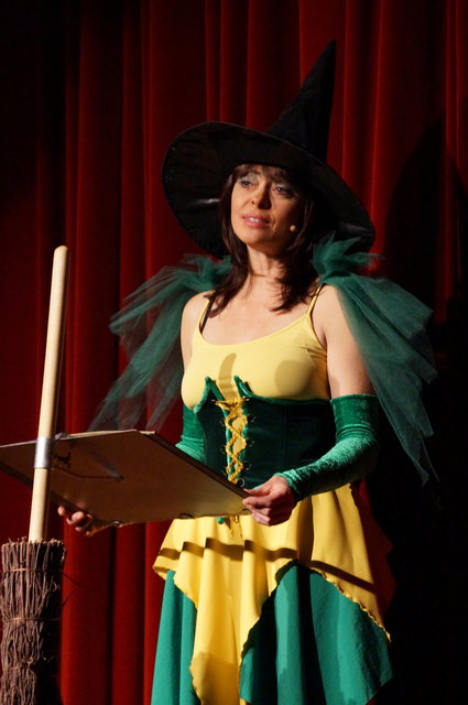 Astrid Schnetz schlüpft jährlich zum Fasching ins Kostüm der "Typenhexe". | Foto: Archiv