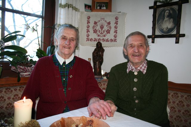 In ihrer gemütlichen Küche: Elise und Johann Steiner. Die beiden haben zwölf Kinder und bisher 36 Enkel und 16 Urenkel. | Foto: Christa Nothdurfter