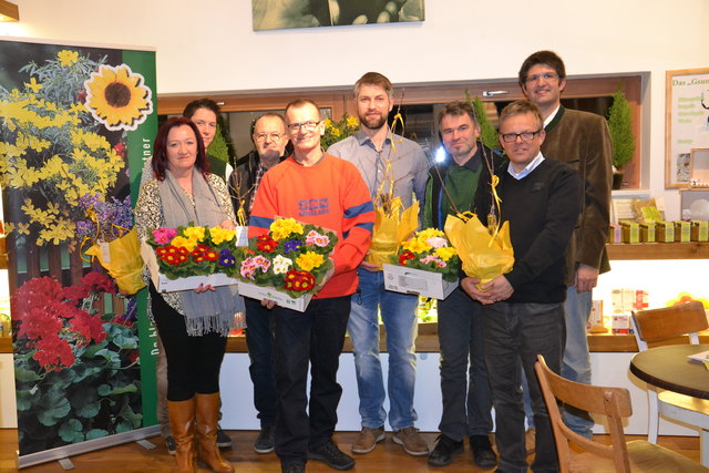 Die Gärtner aus dem Bezirk beschenkten die Imker zum Valentinstag mit Primeln und Dirndlsträuchern. | Foto: Buttinger