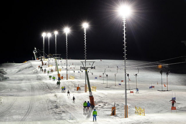 Die neue Flutlichtanlage wird bei der Feier offiziell eröffnet | Foto: Ingolf Wachs