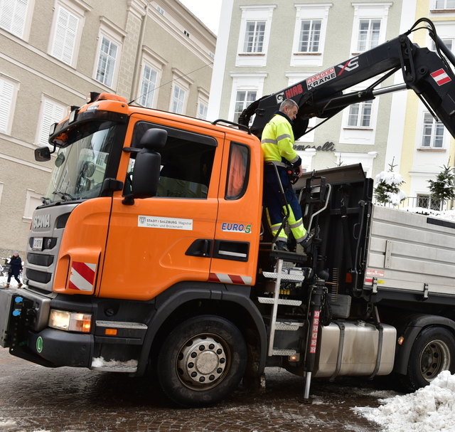 Städtischer Bauhof stopft Löcher im Asphalt. | Foto: Stadt Salzburg / Johannes Killer