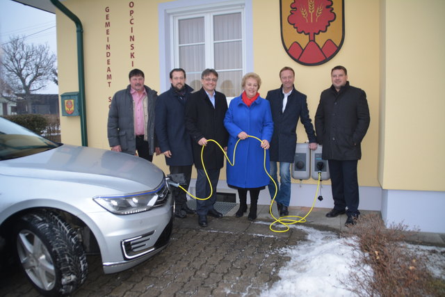 Beim Gemeindeamt Schandorf können sich nun E-Cars aufladen.