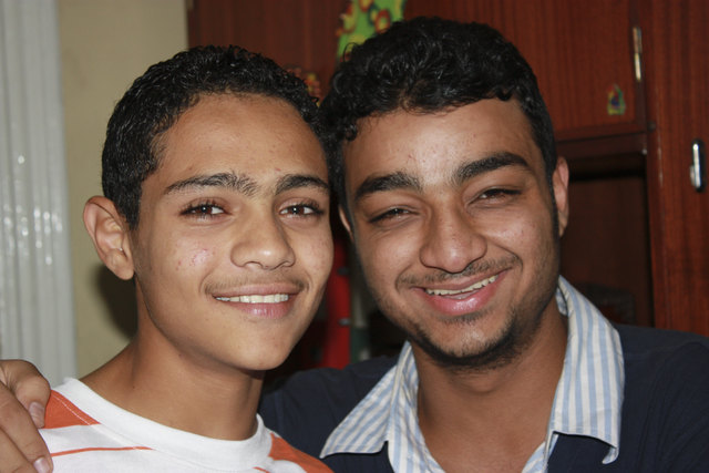 Sherif (rechts) erzählt von seinem Weg vom Straßenkind zum Ingenieur. | Foto: Caritas