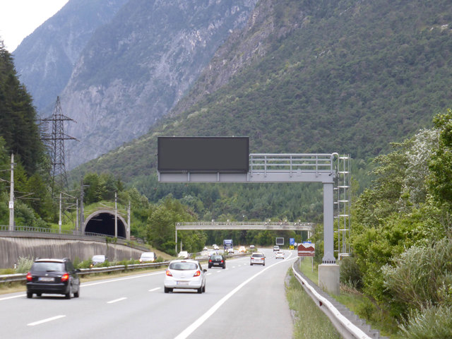 Anreise zur SKI-WM: Auf der A12 Inntalautobahn beim Parkplatz Kronburg werden die aktuellsten Verkehrsinformationen gezeigt.
