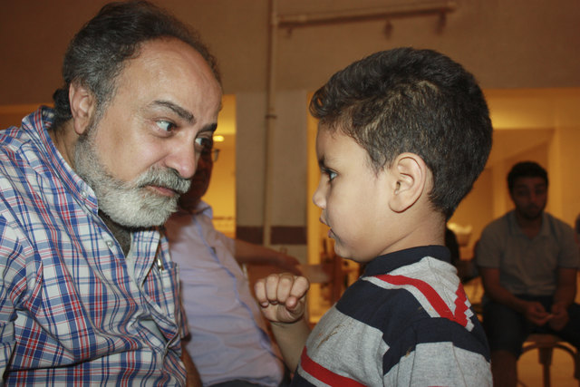 Hany Maurice mit dem jüngsten Kind im Straßenkinderprojekt. | Foto: Caritas