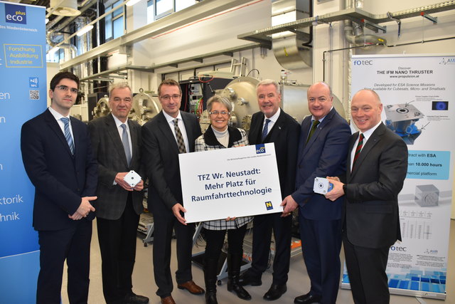 DI Alexander Reissner (FOTEC), Ecoplus Prokurist und Geschäftsführer des TFZ Wr. Neustadt Mag. Gerhard Schmid, FOTEC Geschäftsführer DI (FH) Helmut Loibl, Wirtschafts- und Technologielandesrätin Dr.in Petra Bohuslav, ecoplus Aufsichtsratsvorsitzendem KO LAbg. Bgm. Mag. Klaus Schneeberger, Erster Vizebürgermeister Dr. Christian Stocker, ecoplus Geschäftsführer Mag. Helmut Miernicki