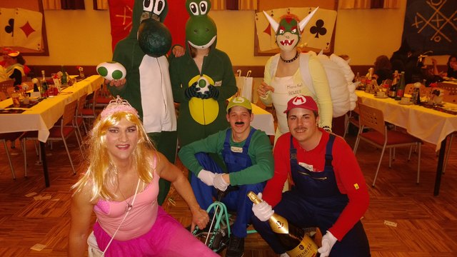 Tulbings Bürgermeister Thomas Buder als Prinzessin Peach samt Mario Kart-Truppe. | Foto: privat