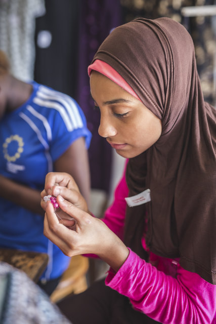 Mädchen lernen in der betreuten Wohngemeinschaft handwerkliche Fähigkeiten wie z.B. Nähen | Foto: Philipp Benedikt/Caritas Salzburg