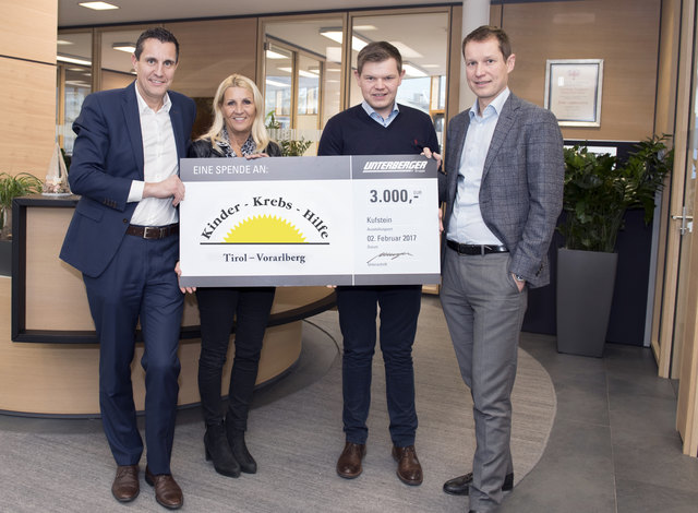 Gerald (links), Dieter (rechts) und Fritz jun. Unterberger übergaben den Scheck über 3.000 Euro an Frau Ursula Mattersberger von der Kinder-Krebs-Hilfe Tirol. | Foto: ofp kommunikation