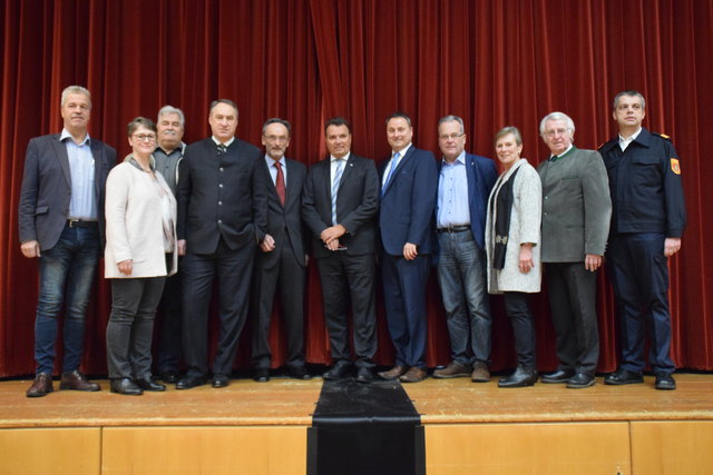 Bürgermeister und Vizebürgermeister der Gemeinden des Gerichtsbezirks Purkersdorf mit Bezirkshauptmann Josef Kronister (Mitte), und Bezirksfeuerwehrkommandant Georg Schröder.