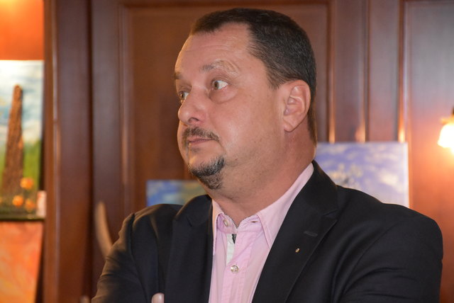 Vernissage von Veronika Dorner im Cafe Ensembel Perg für Förderzentrum Waldhausen, Bgm. Anton Froschauer.